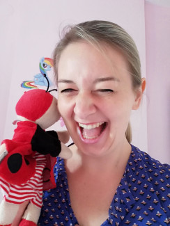Gruppenleiterin Stephanie Daschner und Marienkäfer Friedolin freuen sich auf euch! 